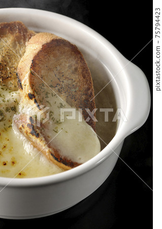 拍攝的洋蔥湯燒焦的奶酪和法國麵包在黑色背景上 拍攝的洋蔥湯燒焦的奶酪和法國麵包在黑色背景上 75794423