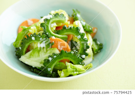 醃製的苦瓜醃製的新鮮苦瓜和夏季蔬菜 75794425