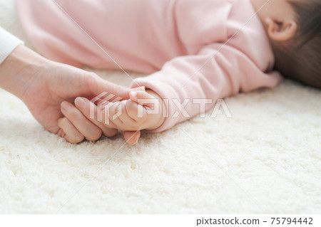 Baby mom hand tie Baby mom hand tie 75794442