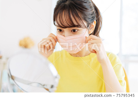 戴著面具的女人 75795345