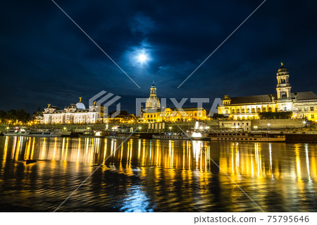 \Dresden in night 75795646