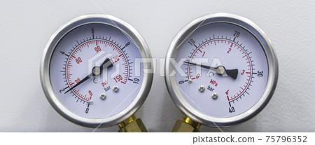 Two ressure gauges input and outpit line range 0-40 Bar and PSI 75796352