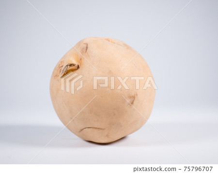 Raw potato 75796707