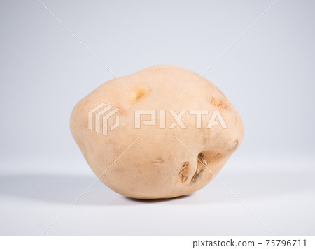 Raw potato 75796711