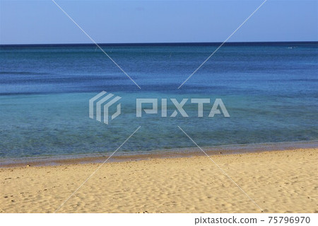 從沖繩縣恩納村深谷海灘眺望的東海 從沖繩縣恩納村深谷海灘眺望的東海 75796970