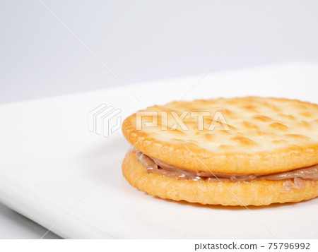 Coffee cream sandwich 75796992