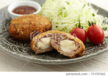 奶酪碎肉排的橫截面 75797082