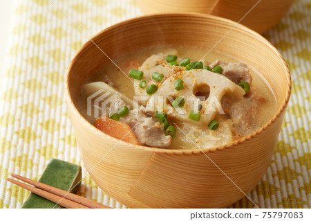 芝麻豬肉湯，有很多根菜類 75797083