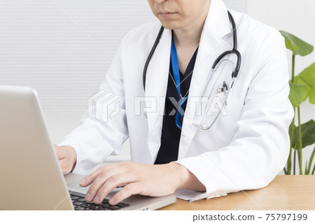 Doctors talking to patients in online practice Doctors talking to patients in online practice 75797199
