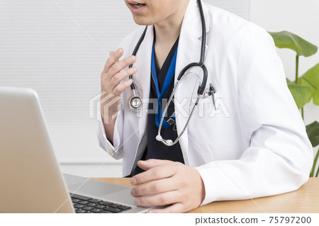 醫生在網上實踐中與病人交談 醫生在網上實踐中與病人交談 75797200