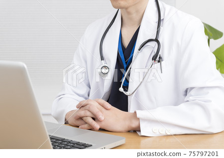 醫生在網上實踐中與病人交談 75797201
