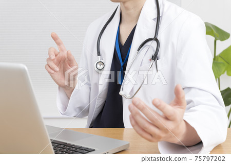 醫生在網上實踐中與病人交談 75797202