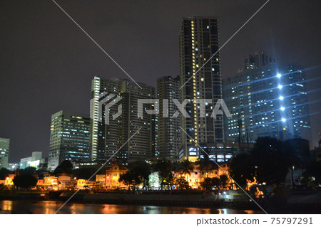 馬尼拉大都會建築物和居民區混合的夜景 馬尼拉大都會建築物和居民區混合的夜景 75797291