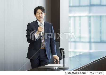 一位商人與麥克風交談 75797393