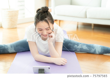 婦女做在線健身 婦女做在線健身 75797565