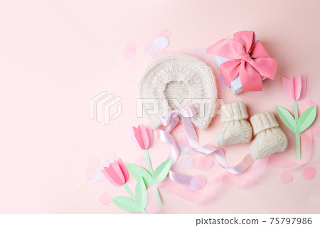 Beautiful composition with baby booties shoes, bonnet and gift box on pink background. Concept of baby shower party, pregnancy, mother day, first birthday holiday card, copy space, banner 75797986