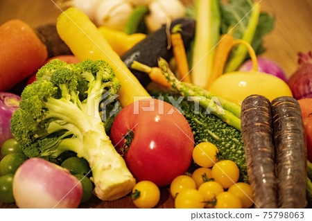 Lots of freshly picked organic vegetables 75798063
