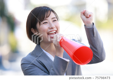 一個女人拿著擴音器和歡呼 75798473