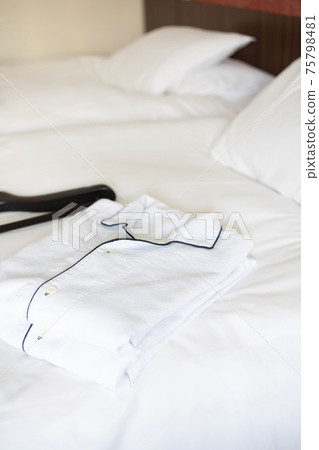 酒店單人床和睡衣 75798481