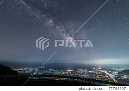 Milky Way seen from mandarin orange hill 75798897