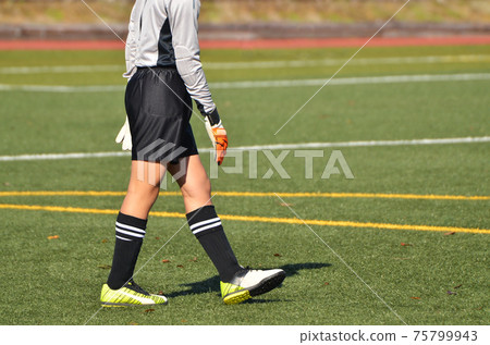 青少年足球比賽（守門員在球門前防守）<31> 75799943