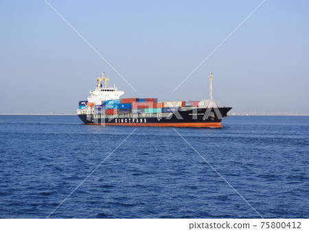 A container ship that enters the port of Osaka A container ship that enters the port of Osaka 75800412