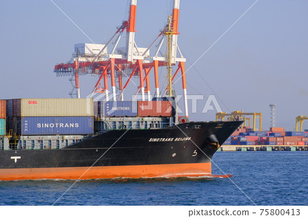 A container ship that enters the port of Osaka 75800413