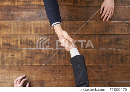 亞洲商人在桌上握手 亞洲商人在桌上握手 75800476