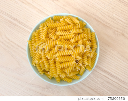 Raw pasta in bowl 75800650
