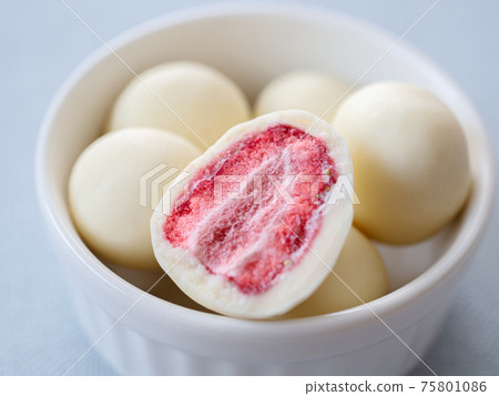 Freeze-dried strawberry chocolate 75801086