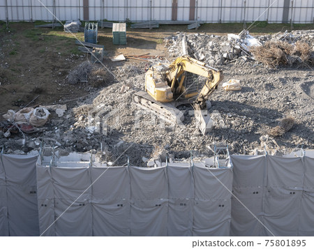 Work scene of dismantling an apartment house demolished by a large heavy machine Work scene of dismantling an apartment house demolished by a large heavy machine 75801895