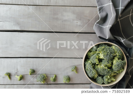 Green fresh broccoli in bowl on wooden background. Healthy eating concept 75802589