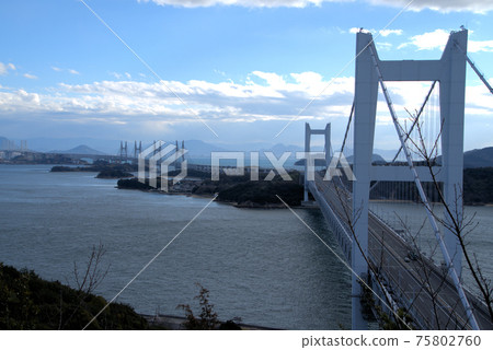 岡山縣倉敷市,下斜瀨戶大橋從斜上方俯瞰,瀨戶大橋從那裡繼續延伸 岡山縣倉敷市,下斜瀨戶大橋從斜上方俯瞰,瀨戶大橋從那裡繼續延伸 75802760