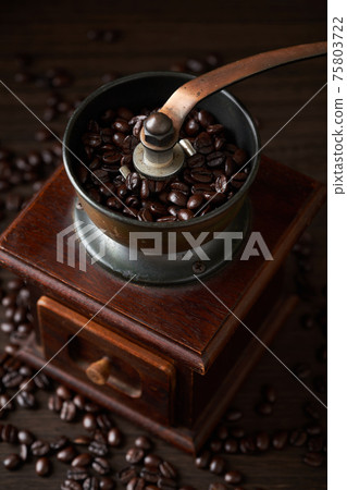 用咖啡研磨機磨咖啡豆 75803722