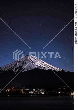 月光照亮的富士山（河口湖） 75803904
