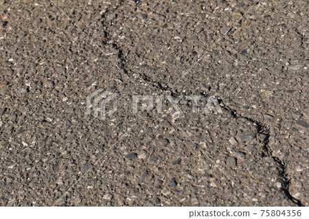 破裂的瀝青 75804356