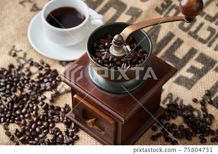 用咖啡研磨機磨咖啡豆 75804731