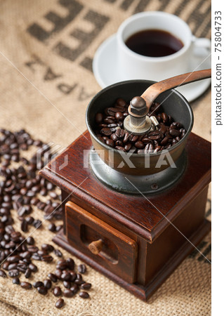 用咖啡研磨機磨咖啡豆 75804733