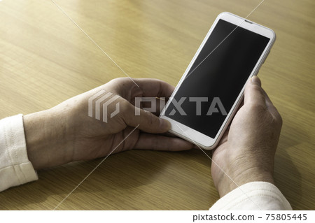 Hands of senior women using smartphones (Japanese, 60s) 75805445