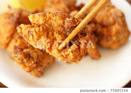 用筷子抬起炸雞 用筷子抬起炸雞 75805534