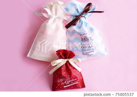 包裝袋和粉紅色背景 75805537