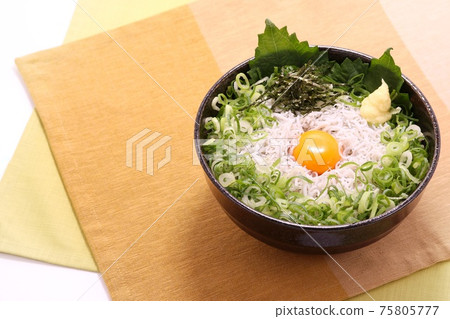 Shirasu碗，炸shirasu，切碎的蔥，蛋黃 75805777