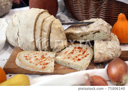 Bread with lard 75806140
