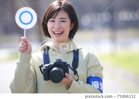 〇 Female photographer with a bill 75806152