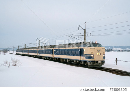 冬季在津輕平原上運行的臥舖特快初勝服 冬季在津輕平原上運行的臥舖特快初勝服 75806805