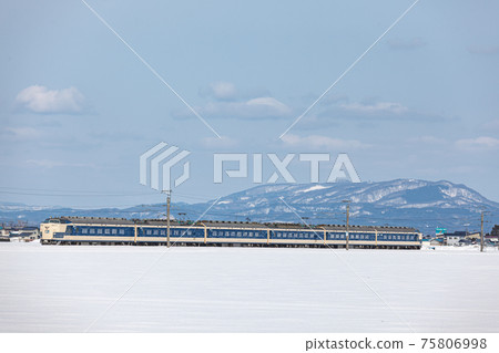 冬季在津輕平原上運行的臥舖特快初勝服 冬季在津輕平原上運行的臥舖特快初勝服 75806998