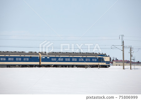 冬季在津輕平原上運行的臥舖特快初勝服 冬季在津輕平原上運行的臥舖特快初勝服 75806999