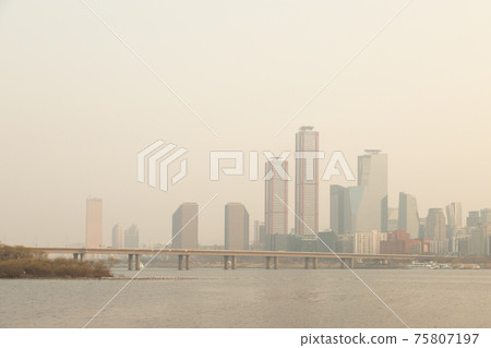 The appearance of Seoul cloudy with yellow dust and fine dust The appearance of Seoul cloudy with yellow dust and fine dust 75807197