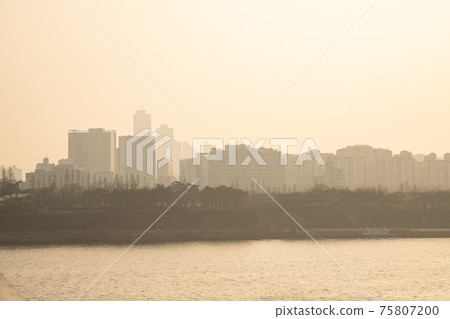 The appearance of Seoul cloudy with yellow dust and fine dust The appearance of Seoul cloudy with yellow dust and fine dust 75807200