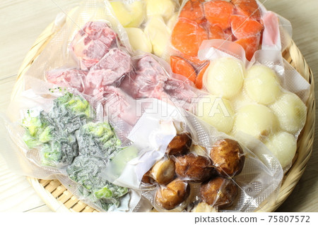 Cut ingredients for beef stew and cream stew in a freezer bag. Freeze vacuum packed storage Cut ingredients for beef stew and cream stew in a freezer bag. Freeze vacuum packed storage 75807572